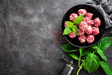 Sığır eti köfte. Ham sığır eti köfte pişirme