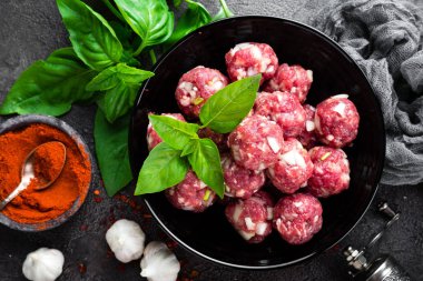 Sığır eti köfte. Ham sığır eti köfte pişirme