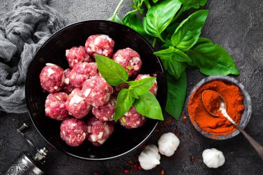 Sığır eti köfte. Ham sığır eti köfte pişirme