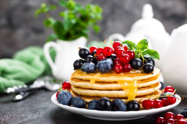 Taze çilek ile krep. Ahududu, yaban mersini, somun, siyah frenk üzümü ve ballı krep