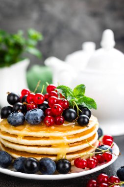 Taze çilek ile krep. Ahududu, yaban mersini, somun, siyah frenk üzümü ve ballı krep