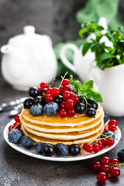 Crêpes Aux Baies Fraîches Crêpes Aux Framboises Bleuets Groseilles Rouges — Photo