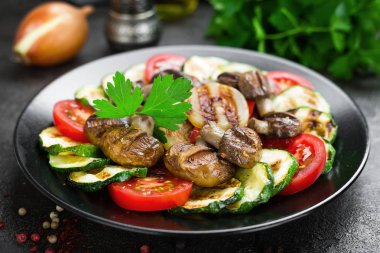 Taze ve ızgara sebze ve mantar salatası. Izgara petrol sebze salatası. Tabakta sebze salatası