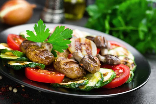 Salade Met Verse Gegrilde Groenten Paddestoelen Groente Salade Met Gegrilde — Stockfoto