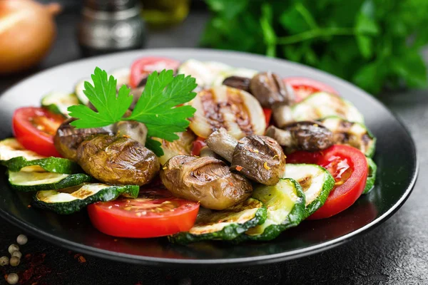 Salade Met Verse Gegrilde Groenten Paddestoelen Groente Salade Met Gegrilde — Stockfoto