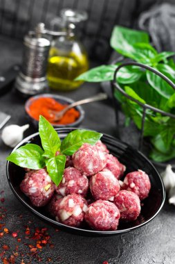 Sığır eti köfte. Ham sığır eti köfte pişirme