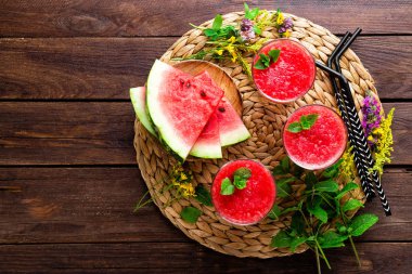 Karpuz güler yüzlü. Karpuz içki, ahşap rustik arka plan üzerinde kokteyl