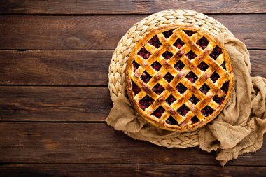 Meyve pasta. Tatlı pasta ile taze erik tart. Erik ile lezzetli pasta