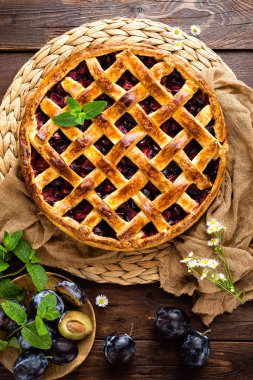 Meyve pasta. Tatlı pasta ile taze erik tart. Erik ile lezzetli pasta