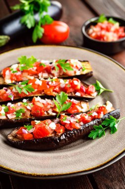 Fırında patlıcan domates, soğan ve sarımsak ile