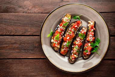 Fırında patlıcan domates, soğan ve sarımsak ile