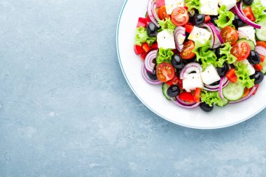 Taze salatalık, domates, tatlı biber, marul, kırmızı soğan, beyaz peynir ve zeytin zeytinyağı ile Yunan salatası