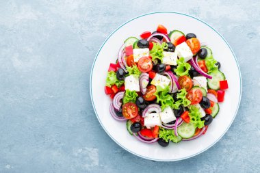 Taze salatalık, domates, tatlı biber, marul, kırmızı soğan, beyaz peynir ve zeytin zeytinyağı ile Yunan salatası