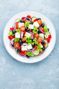 Taze salatalık, domates, tatlı biber, marul, kırmızı soğan, beyaz peynir ve zeytin zeytinyağı ile Yunan salatası