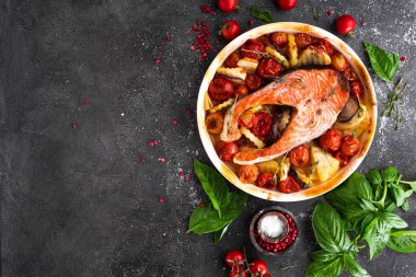 Patates, soğan ve domates biftek ızgara somon balık. Sebzeli biftek pişmiş somon balık