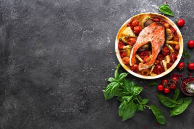 Patates, soğan ve domates biftek ızgara somon balık. Sebzeli biftek pişmiş somon balık