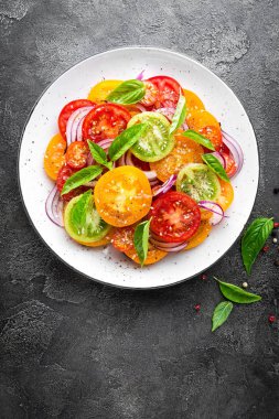 Domates salatası. Domates, soğan ve fesleğen taze sebze salatası