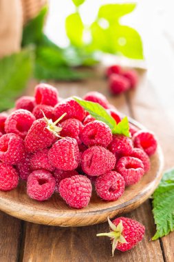 taze Ahududu yaprakları ile