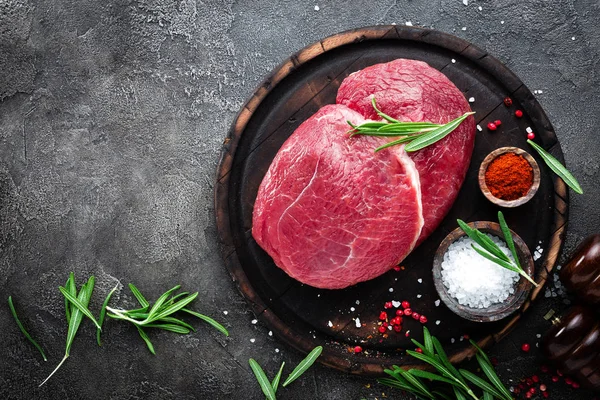 Raw Beef Meat Fresh Cut Beef Meat Board Spices — Stock Photo, Image