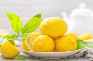 Taze limon limon yaprakları ile