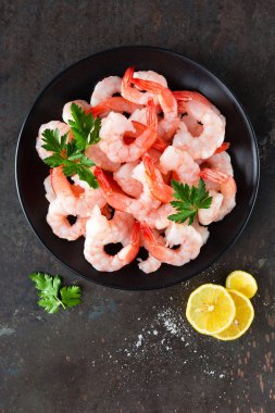 Karides plaka üzerinde. Karides, karides. Deniz ürünleri. Üstten Görünüm. Koyu arka plan