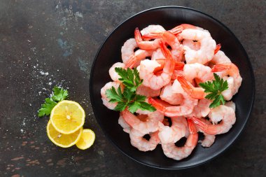 Karides plaka üzerinde. Karides, karides. Deniz ürünleri. Üstten Görünüm. Koyu arka plan