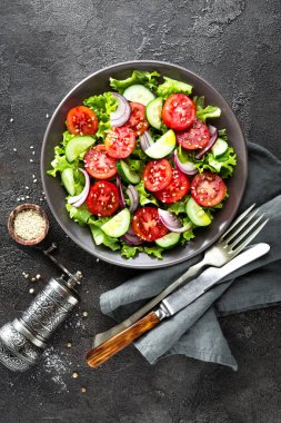 Salata. Domates, salatalık, marul ve kırmızı soğan taze sebze salatası