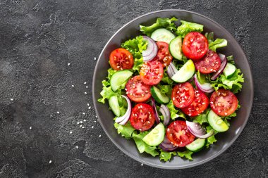 Salata. Domates, salatalık, marul ve kırmızı soğan taze sebze salatası