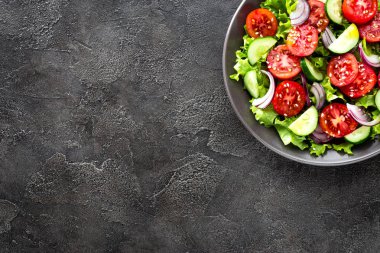 Salata. Domates, salatalık, marul ve kırmızı soğan taze sebze salatası