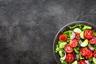 Salata. Domates, salatalık, marul ve kırmızı soğan taze sebze salatası