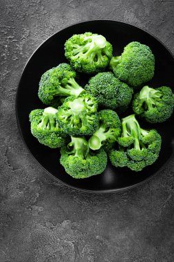 Brokoli. Plaka üzerinde taze brokoli