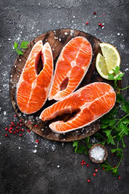 Çiğ Somon balık. Taze somon biftek