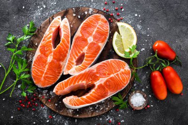 Çiğ Somon balık. Taze somon biftek