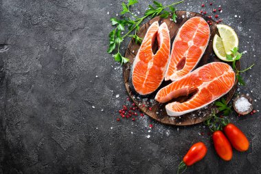Çiğ Somon balık. Taze somon biftek