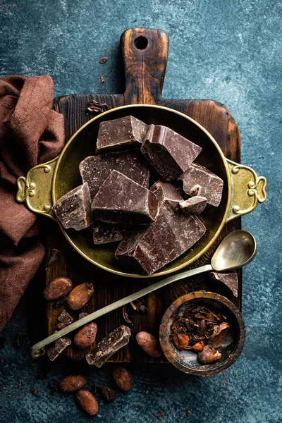 黑巧克力片粉碎和可可豆 巧克力背景 — 图库照片