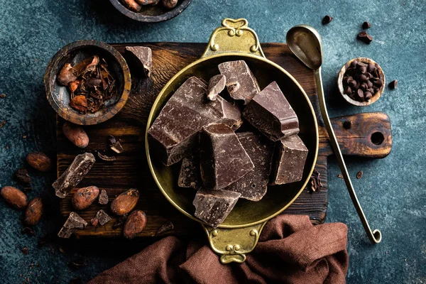 Pezzi Cioccolato Fondente Schiacciati Fagioli Cacao Cioccolato Sfondo — Foto Stock