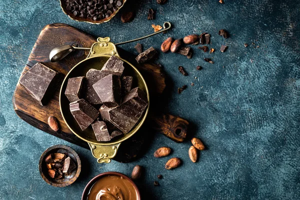 Тёмные Кусочки Шоколада Раздавлены Какао Бобы Шоколадный Фон — стоковое фото