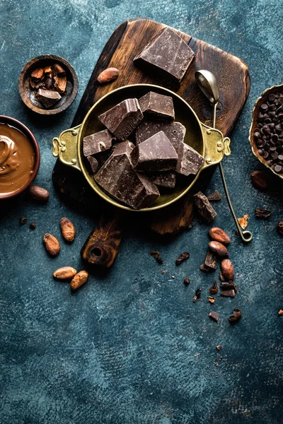 Dunkle Schokoladenstücke Zerkleinert Und Kakaobohnen Schokoladenhintergrund — Stockfoto