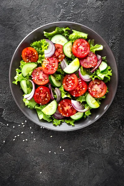Salát Zeleninový Salát Rajčaty Okurkou Hlávkovým Salátem Červenou Cibulí — Stock fotografie