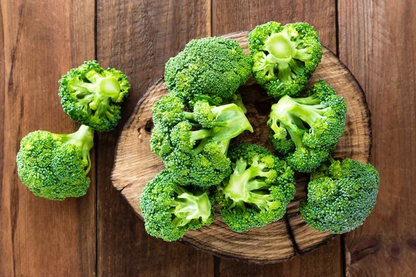 Brokoli Ahşap Arka Plan Üzerinde Taze Brokoli — Stok fotoğraf
