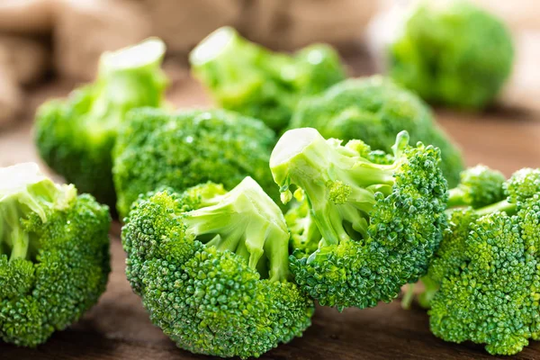 Broccoli Verse Broccoli Houten Achtergrond — Stockfoto