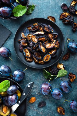 Kurutulmuş erik ve yaprakları ile taze erik