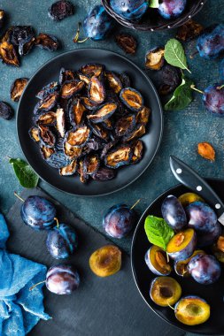 Kurutulmuş erik ve yaprakları ile taze erik