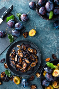 Kurutulmuş erik ve yaprakları ile taze erik