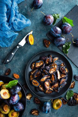 Kurutulmuş erik ve yaprakları ile taze erik