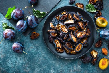 Kurutulmuş erik ve yaprakları ile taze erik