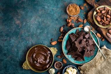 Çikolata. Karanlık bitter çikolata parçaları, kakao yağı, kakao tozu ve kakao çekirdeği. Çikolata arka plan