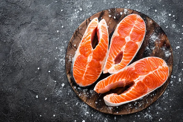 Çiğ Somon balık. Taze somon biftek