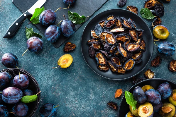 Kurutulmuş erik ve yaprakları ile taze erik