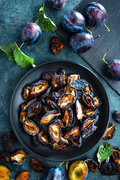 Pruneaux Secs Prunes Fraîches Aux Feuilles — Photo